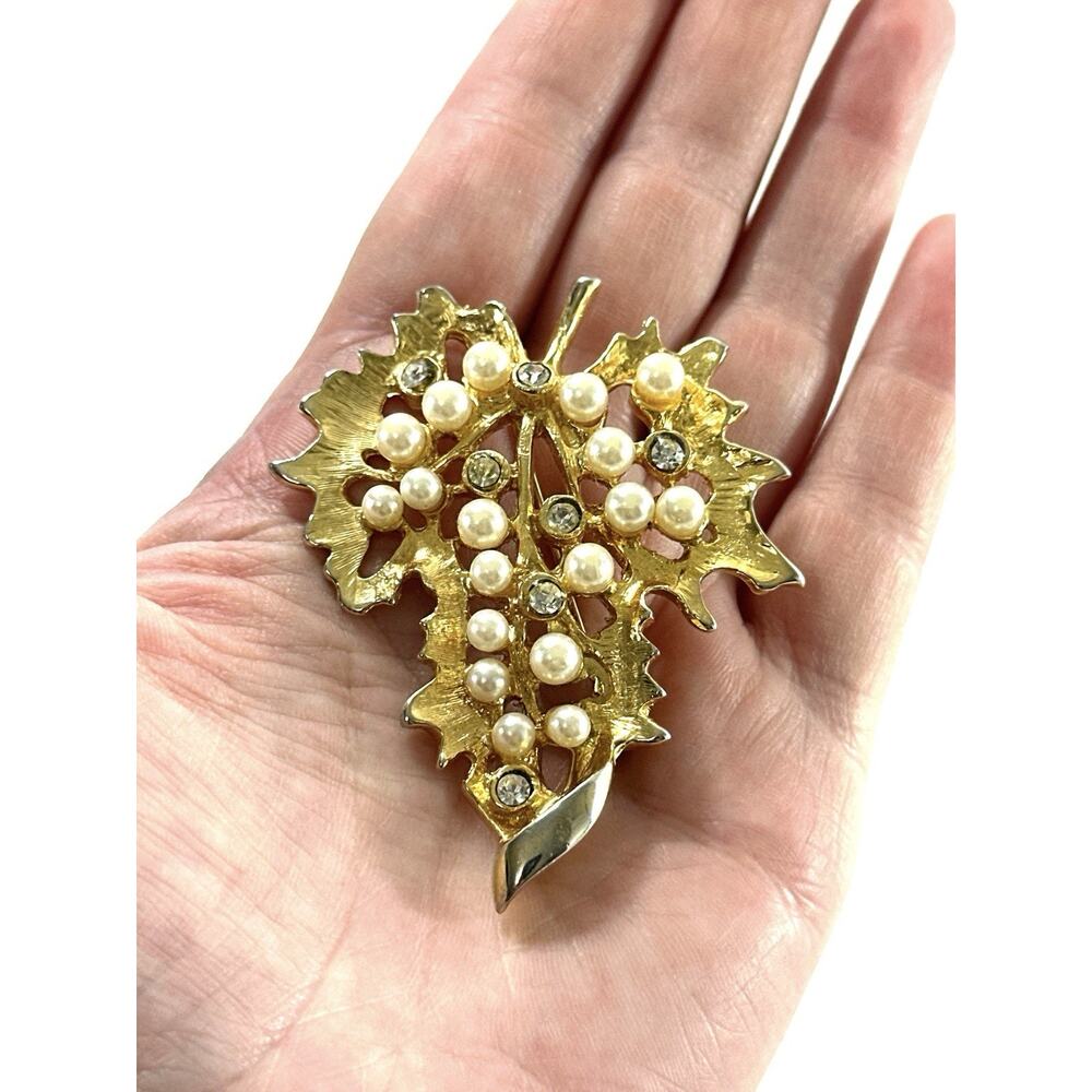 Vintage Gold Tone Grape Leaf Brooch Faux Pearls Rhinestones 2.5” Pin - Picture 4 of 5